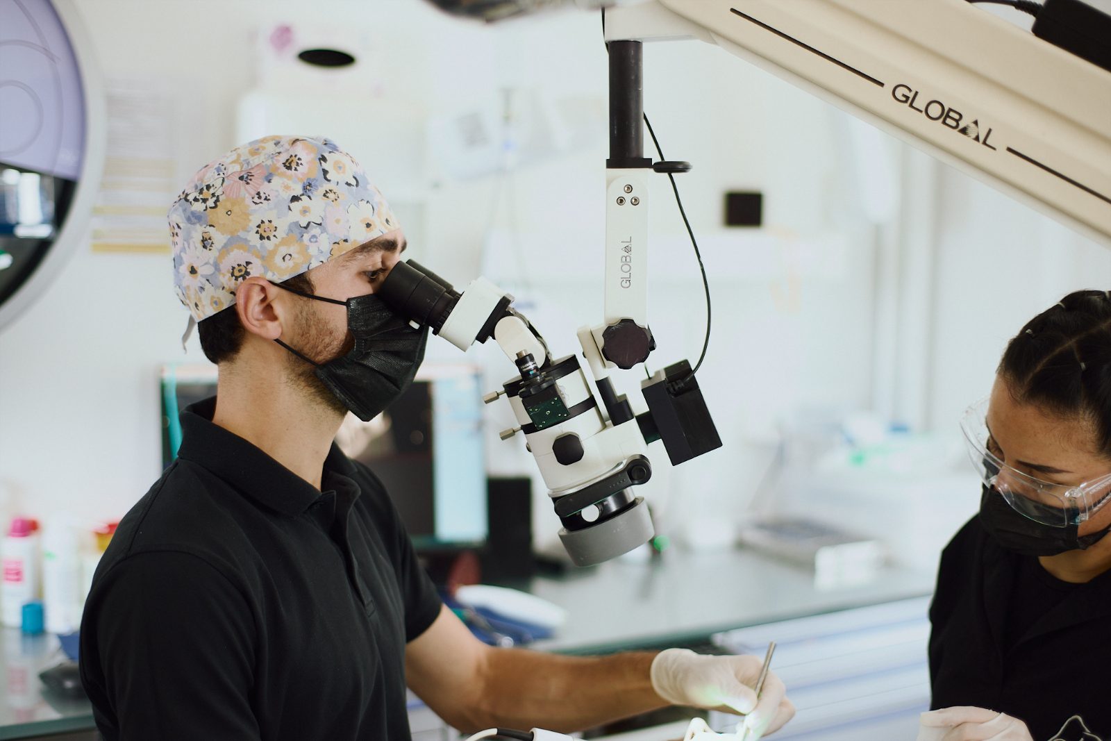 Praticien au microscope opératoire