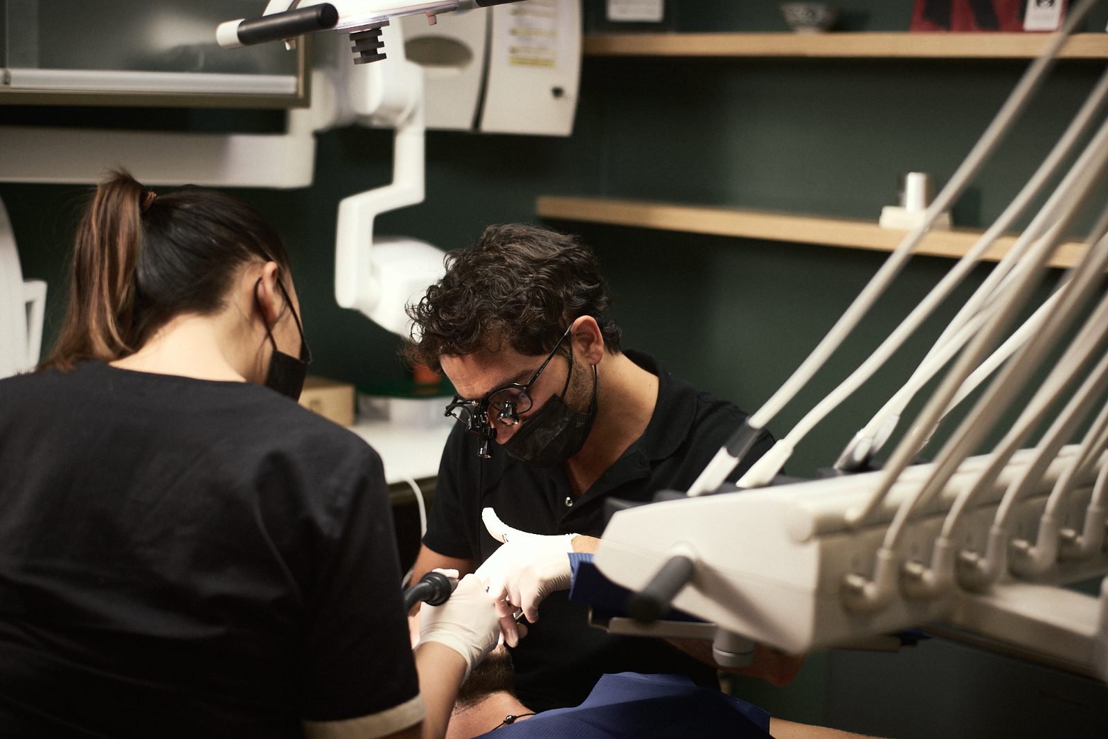 Deux praticiens au fauteuil pendant un soin