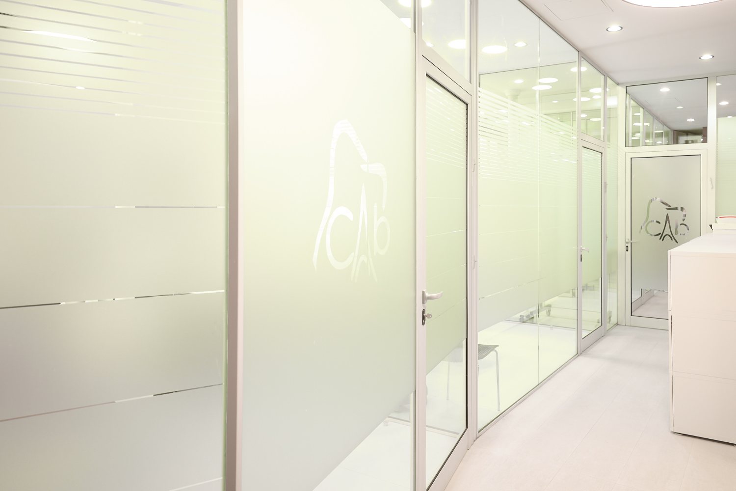 Couloir en verre dépoli siglé du monogramme CAb
