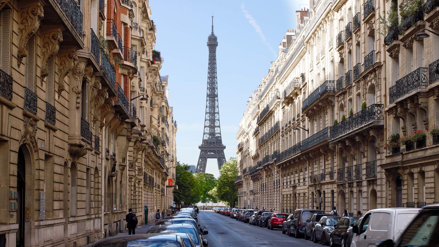 Rue haussmannienne avec vue sur la Tour Eiffel