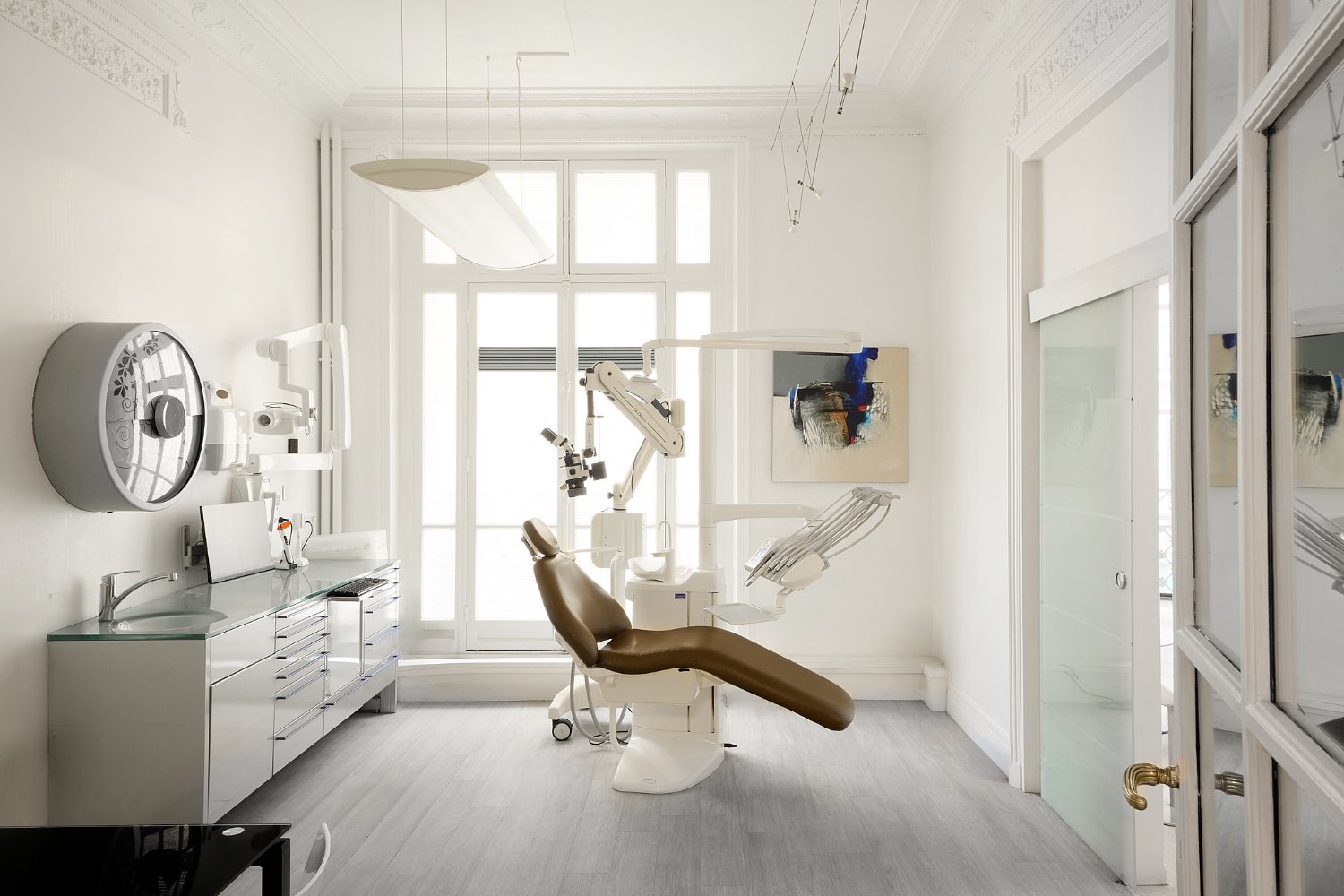Cabinet de soins lumineux sous moulures haussmanniennes