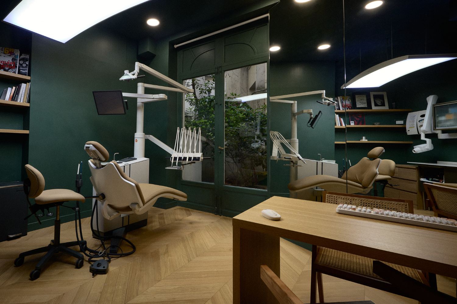 Salle de soins vert bouteille ouverte sur un patio végétalisé