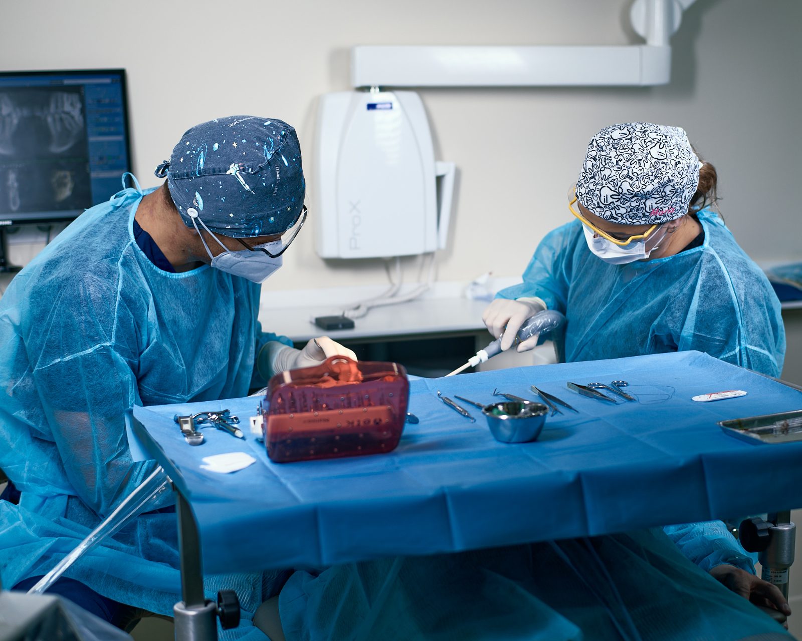 Salle de chirurgie orale et plateau stérile