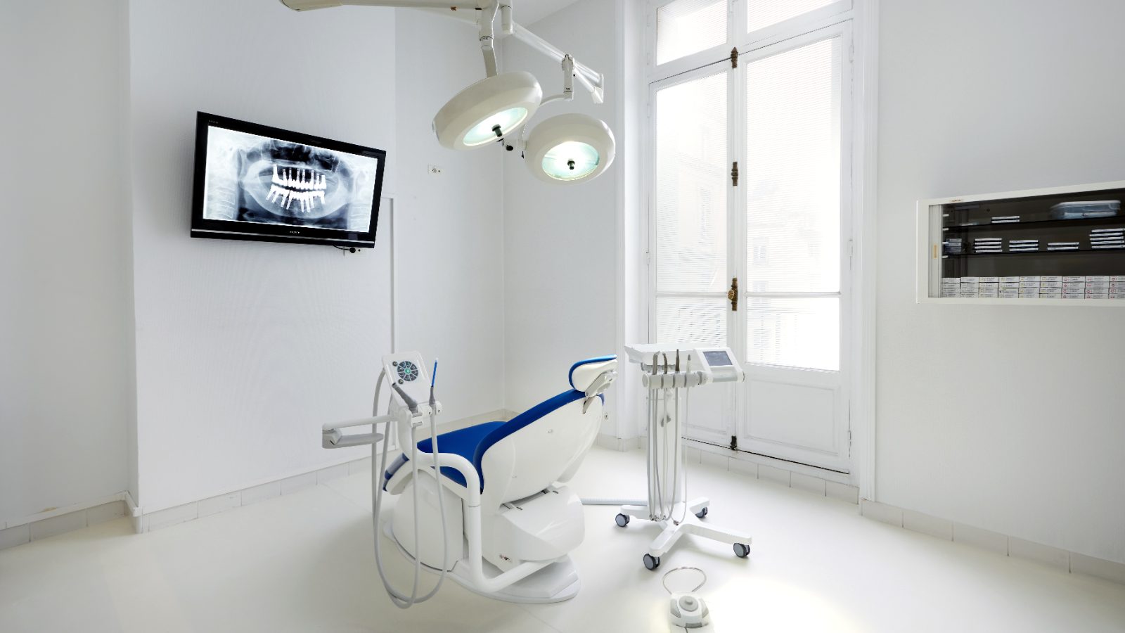 Salle de consultation avec écran de radiographie pour le bilan des dents de sagesse