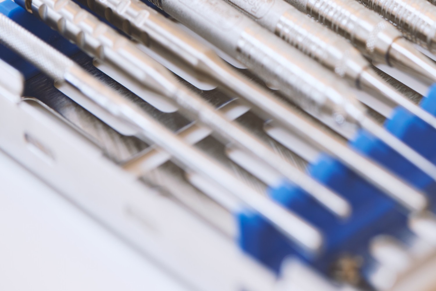 Instruments d'endodontie rangés dans leur cassette de stérilisation