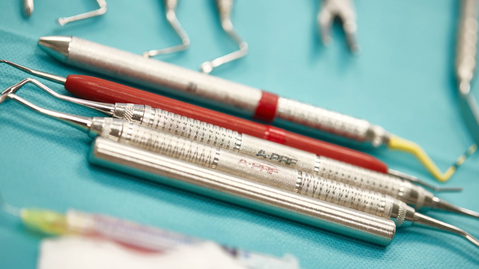 Curettes parodontales sur plateau