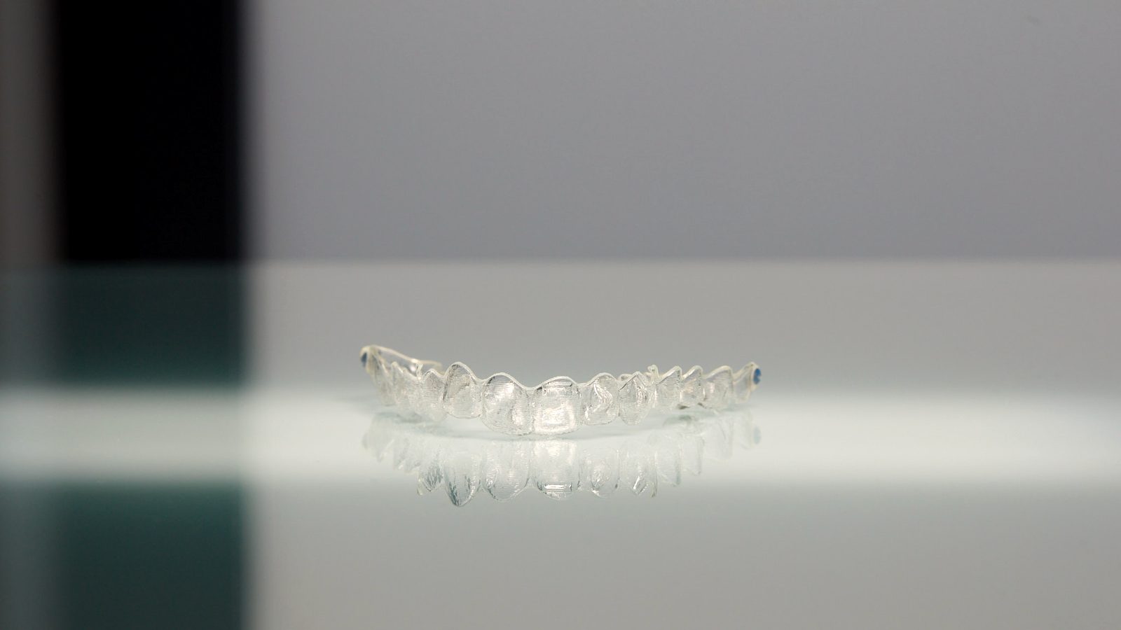 Gouttière transparente posée sur un plan clair
