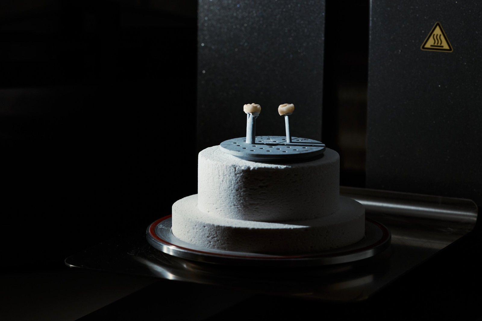 Pièces céramiques sur leur support, avant cuisson au four